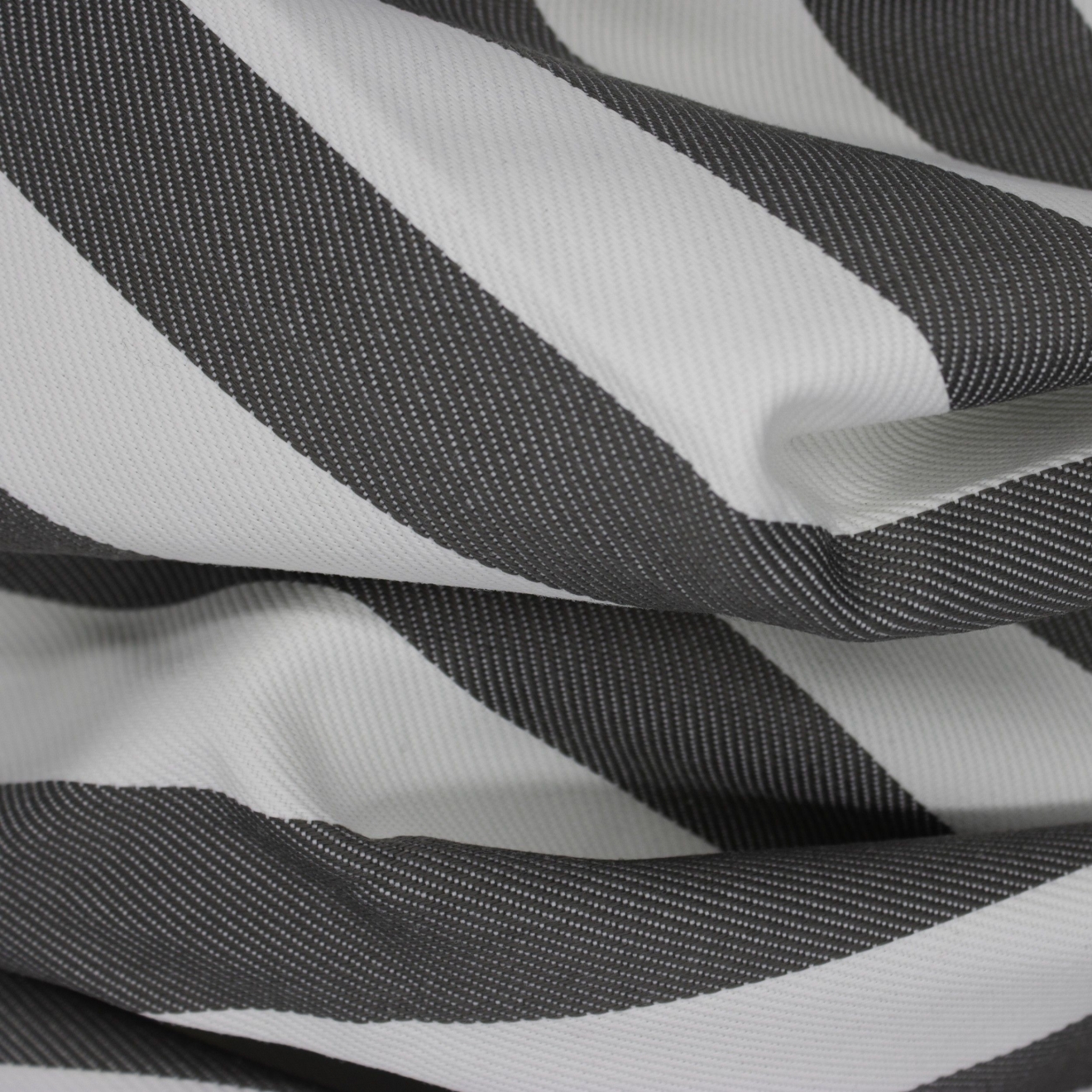 Schwerer Textil Duschvorhangstoff Sunset Stripes aus 100% Polypropylen in grau gestreift Meterware schwer entflammbar