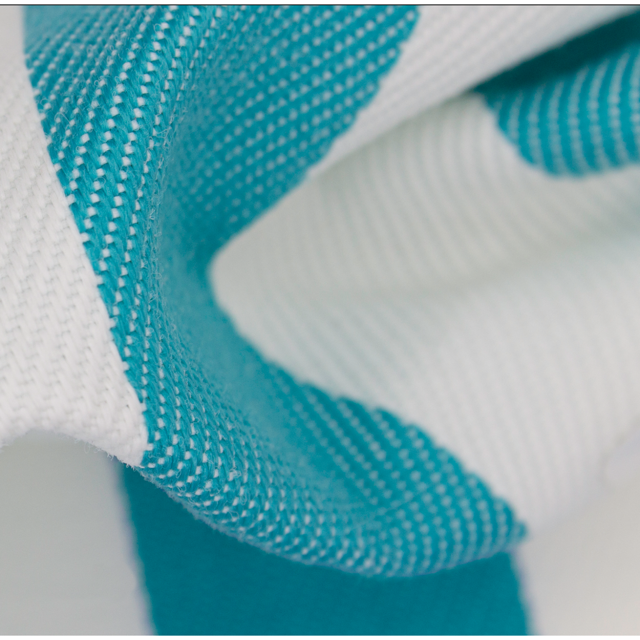 Schwerer Textil Duschvorhang Sunset Stripes aus 100% Polypropylen in Aquamarine gestreift Maßanfertigung schwer entflammbar