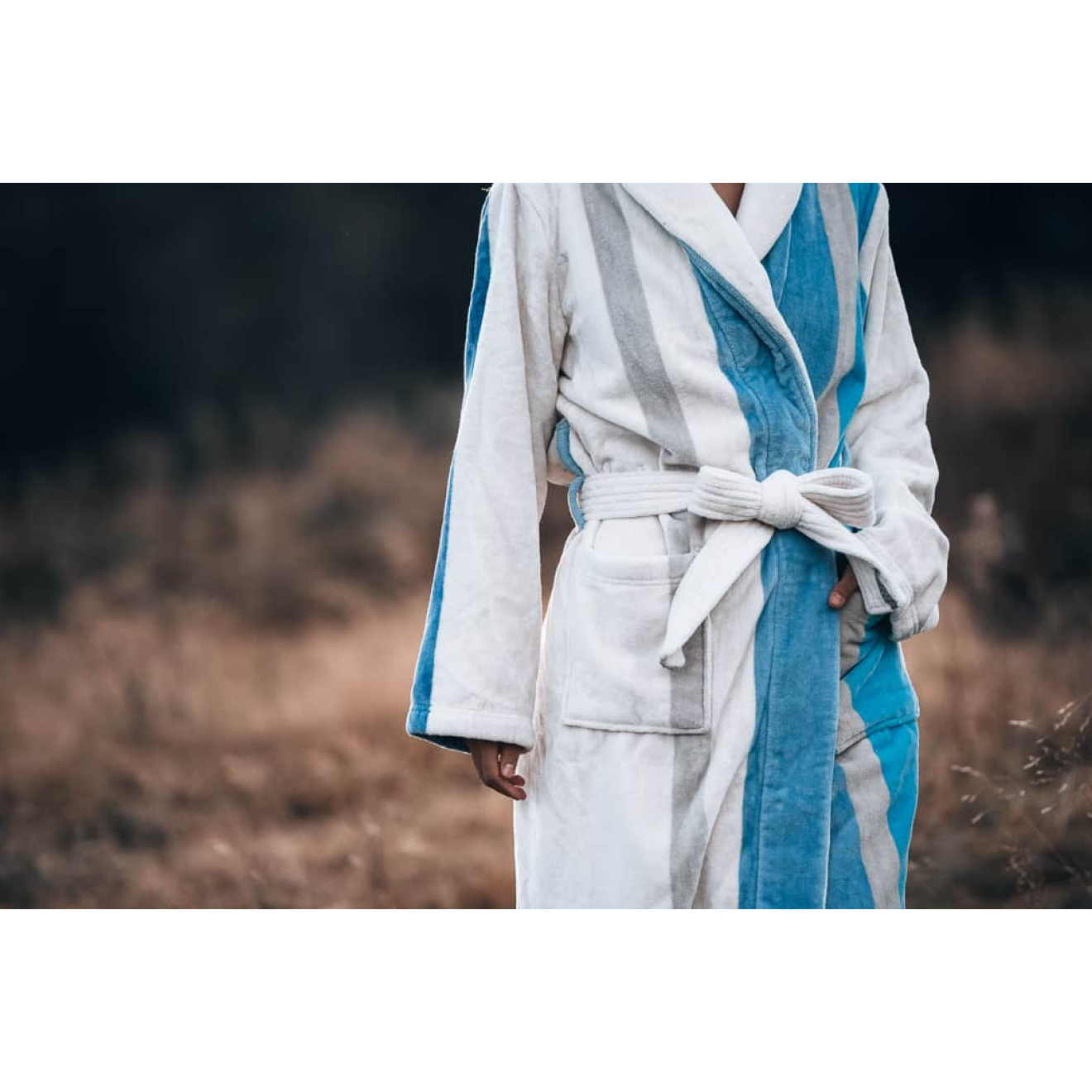 Bademantel Damen Viken von Pelle Vävare in blau weiss