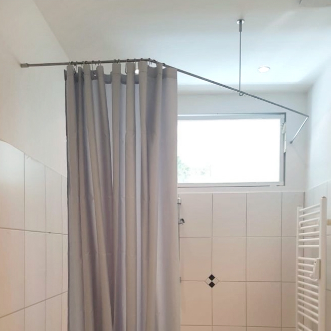 Edelstahlduschvorhangstang für die Badewanne mit einem Duschvorhang