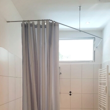 Edelstahlduschvorhangstang für die Badewanne mit einem Duschvorhang